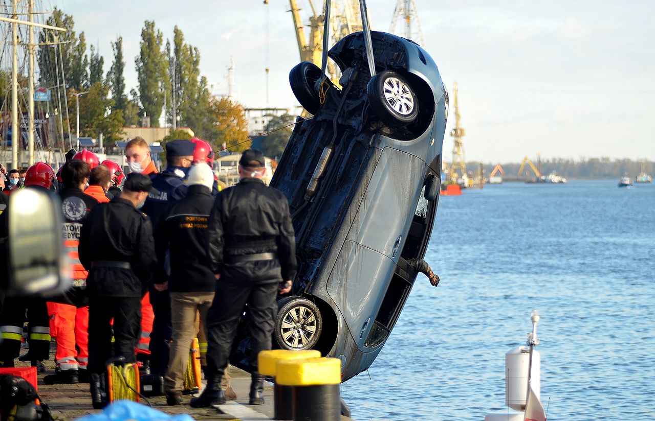 Szczecin. Tragedia nad Odrą przy Wałach Chrobrego (mr) PAP/Marcin Bielecki