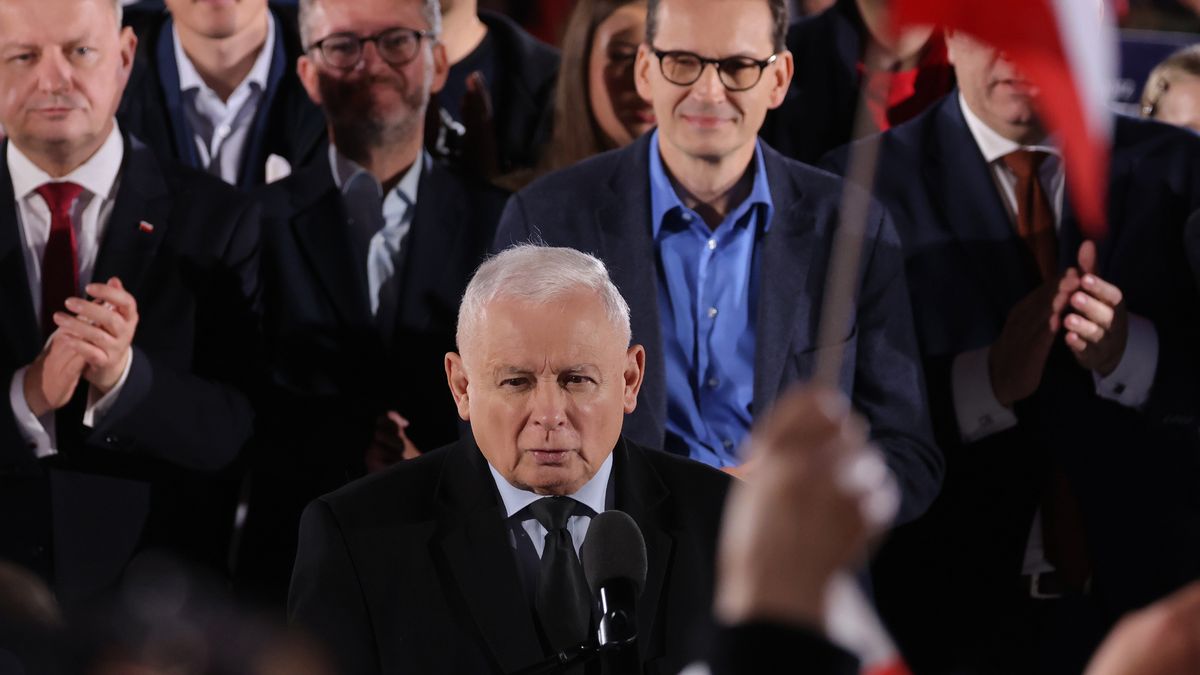 SANDOMIERZ, POLAND - OCTOBER 13: Jaroslaw Kaczynski (C), leader of the ruling national conservative Law and Justice party (PiS), speaks to supporters as Polish Prime Minister and leading PiS member Mateusz Morawiecki stands behind at the final PiS election rally before parliamentary elections scheduled for Sunday on October 13, 2023 in Sandomierz, Poland. Poles will vote on October 15 to decide whether PiS will govern for a third consecutive term or whether a coalition of center-left, pro-European parties will be given the opportunity to form a government. Also on the ballot is a referendum introduced by the current government over EU migration reform. (Photo by Sean Gallup/Getty Images)