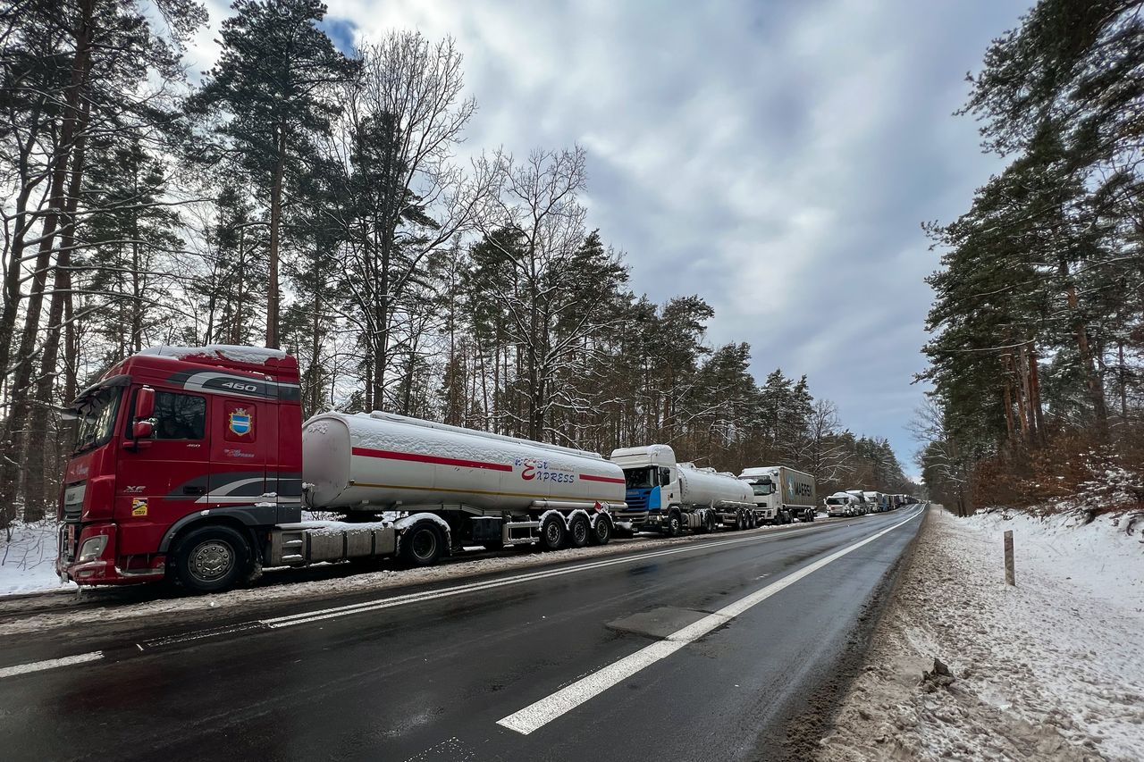 Kolejka tirów na granicy.