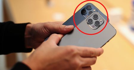 iPhone. Do czego służy "czarna kropka" przy aparacie? Zdziwisz się!
