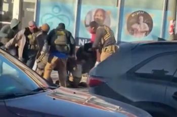 Szok w USA. Federalny sięga po broń i strzela. 51-latek nie żyje