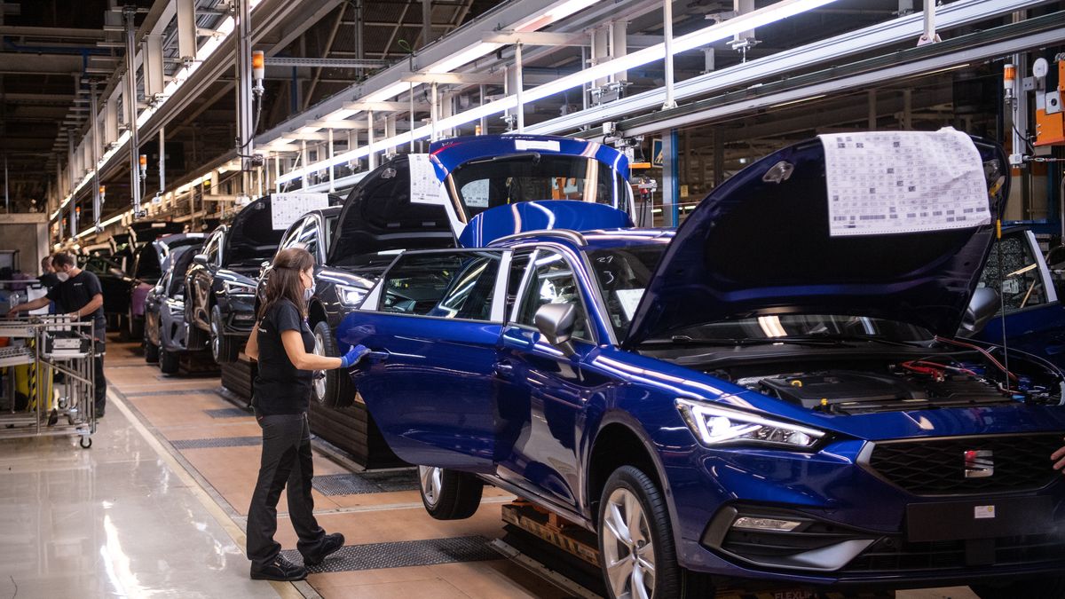 SEAT Presents New Car Cupra Formentor
MARTORELL, SPAIN - SEPTEMBER 29: An employee works on the assembly of a Seat Leon vehicle at Volkswagen AG's Seat automobile plant in Martorel on September 29, 2020 in Martorell, Spain. (Photo by David Ramos/Getty Images)
David Ramos