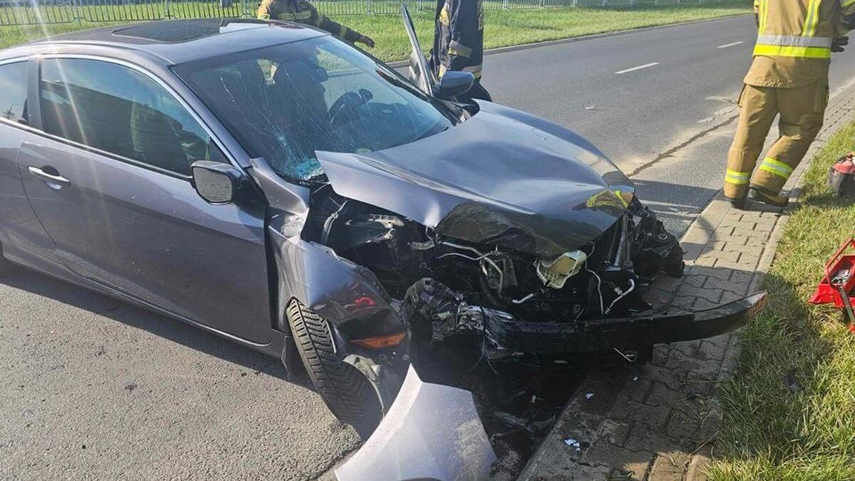 Honda uderzyła w latarnię na ul. Krańcowe