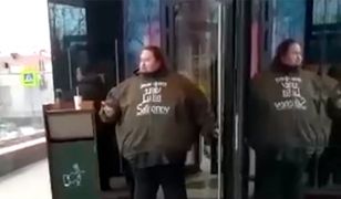 Pianista Luka Safronow przykuł się do drzwi McDonald'sa. Chce, by firma została w Rosji