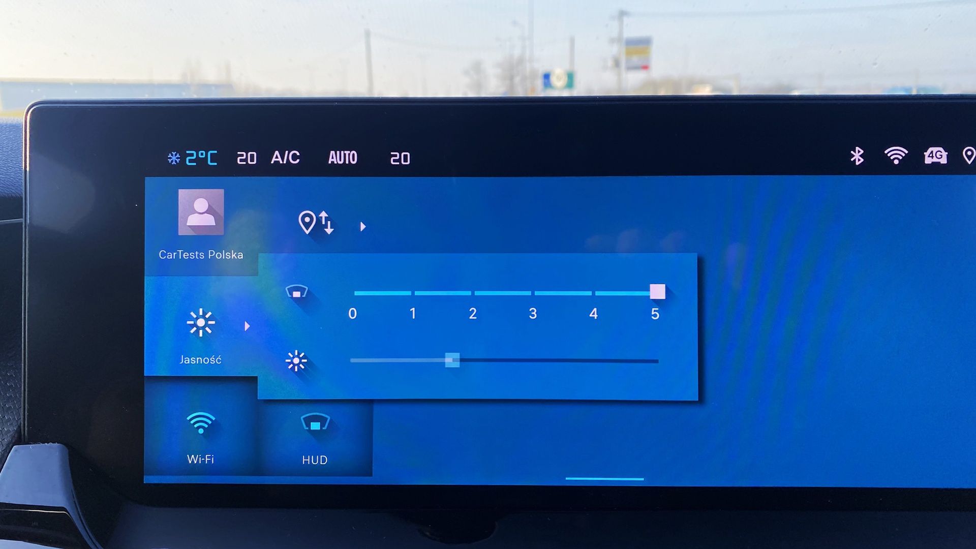 Dotykowy suwak jest szybszy niż przyciski, ale w Citroenie C5X pojawia się dodatkowa czynność, czyli wejście w ustawienie jasności