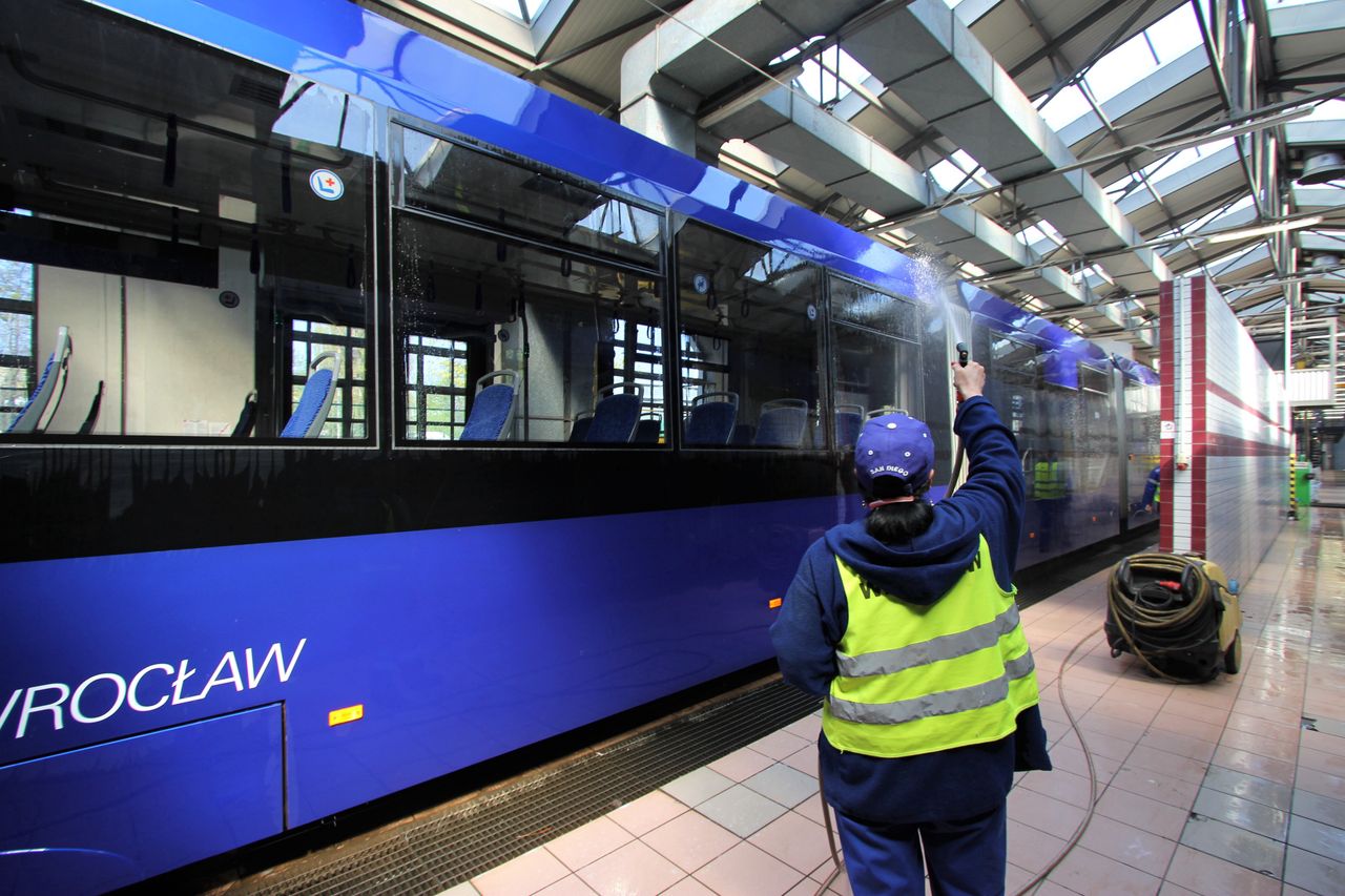 Koronawirus. MPK Wrocław da pracę ludziom z Aquaparku. Współpraca miejskich spółek uratuje mieszkańców