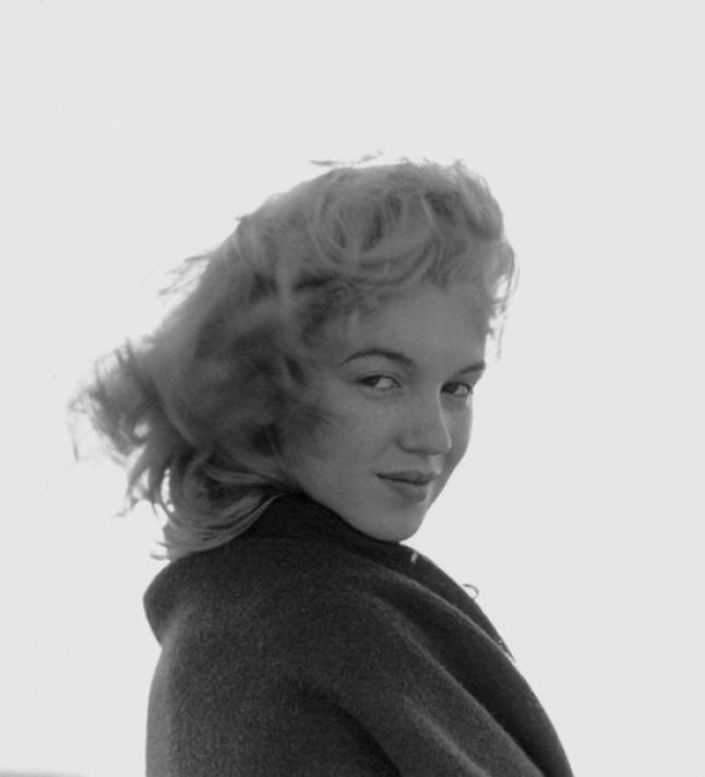Marilyn w Malibu, rok 1946. Andre de Dienes, jej ówczesny partner i autor tego zdjecia powiedział, że: "Miała 20 lat i nie doświadczył jeszcze zepsucia, które funduje sukces, ale można było nad nią wyczuć widmo mroku".