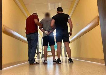 Zuchwały napad. Wybili szybę w aucie i okradli kierowcę
