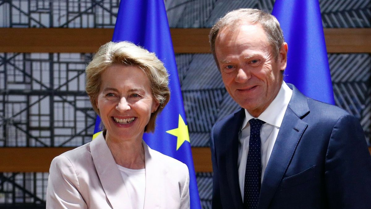 Ursula von der Leyen w Brukseli
German Defense Minister Ursula von der Leyen (L), who has been nominated as European Commission President, poses with outgoing EU Council President Donald Tusk during a meeting in Brussels, on July 4, 2019. - The EU's new president-elect Ursula von der Leyen on July 4 made her first trip to Brussels since being nominated, as senior officials sought to shore up support for her appointment in the European Parliament. (Photo by FRANCOIS LENOIR / POOL / AFP)
FRANCOIS LENOIR