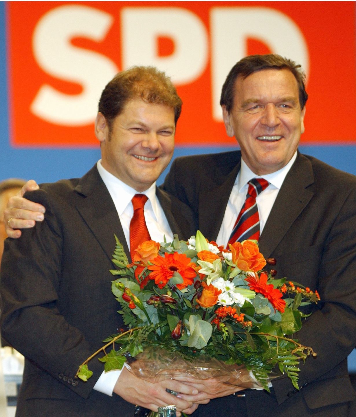 ALLBER42 - 20021020 - BERLIN, GERMANY : German Chancellor Gerhard Schroeder (R) congratulates Olaf Scholz upon his election as secretary general during a Social Democrat party congress in Berlin 20 October 2002.
EPA PHOTO DPA/STEPHANIE PILICKSTEPHANIE PILICK