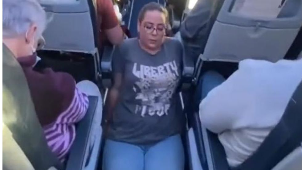 Niepełnosprawna kobieta zmuszona była pełzać między rzędami siedzeń