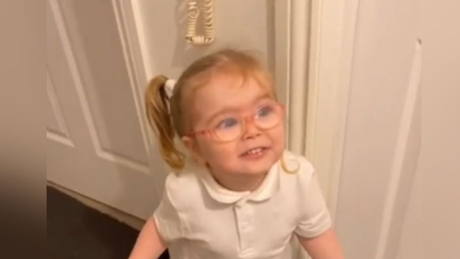 Dziewczynka znalazła wszystkie ukryte prezenty na Święta.