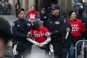 Wdarli się do Trump Tower. Blisko 100 zatrzymanych