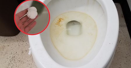 Wrzuć do toalety. Muszla będzie lśnić jak nowa