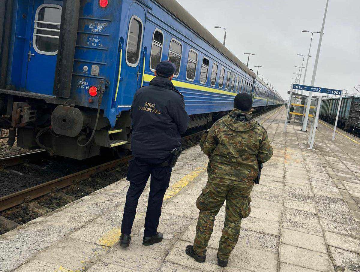 Pijany pasażer w pociągu. Wyzywał innych i groził, że rzuci się na tory