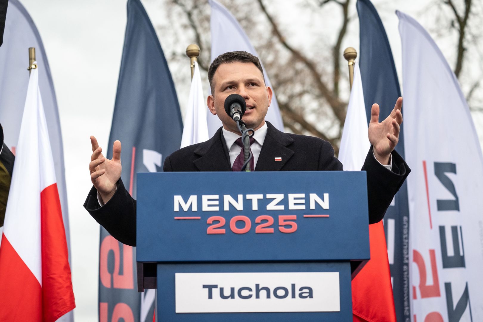 S�awomir Mentzen
Tuchola, 07.04.2025. Wybory Prezydenta RP 2025 - kampania. Kandydat Konfederacji w zbli�aj�cych si� wyborach na fotel prezydenta RP S�awomir Mentzen przemawia podczas spotkania z wyborcami w Tucholi, 7 bm. (ad) PAP/Tytus �mijewski
Tytus �mijewski
elekcji, elekta, g�ow� pa�stwa, kampania, kampania prezydencka 2025, kampania wyborcza, kandydat, kandydat na Prezydenta RP, kandyduje, konferencja, otwarte, polityk, polityka, prasowa, prezydencka, prezydenckie, S�awomir Mentzen, spotkanie, spotkanie wyborcze, sympatycy, urz�d prezydenta, wiec, wizyta krajowa, wizyta lokalna, wyborcy, wyborcza, wyborcze, wybory, wybory prezydenckie 2025, tucholi, wiec wyborczy, z mieszka�cami miasta