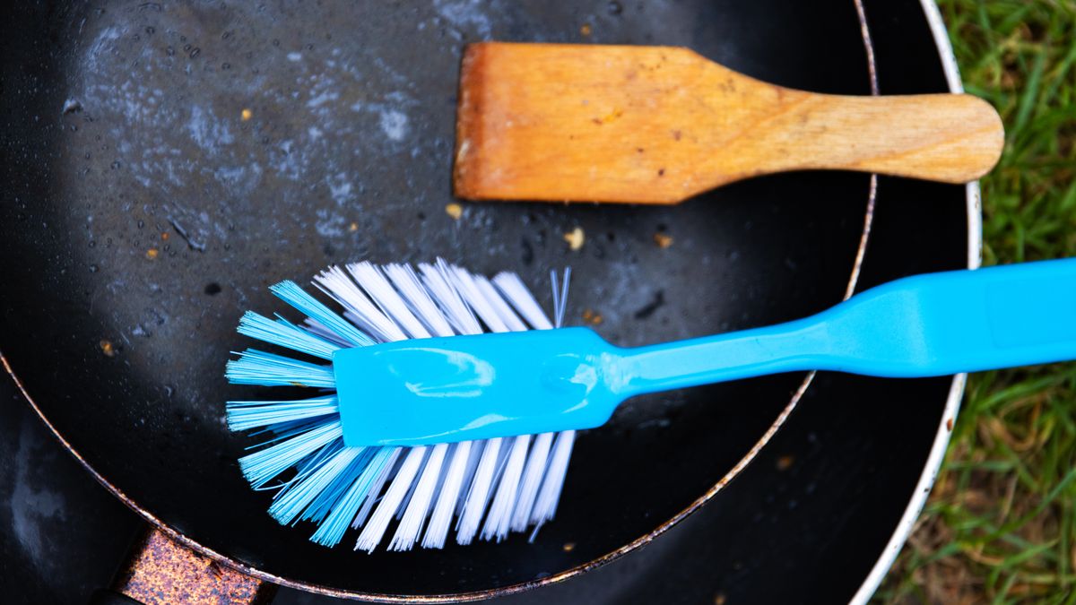 Patelnia teflonowa wymaga odpowiedniego czyszczenia