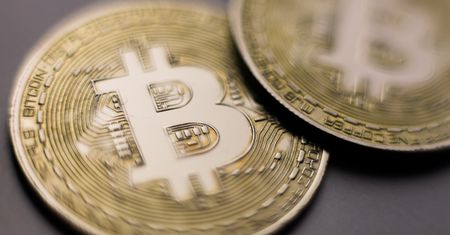 Zjazd bitcoina. Najniższa cena od kwietnia