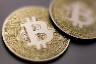 Zjazd bitcoina. Najniższa cena od kwietnia