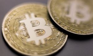 Zjazd bitcoina. Najniższa cena od kwietnia