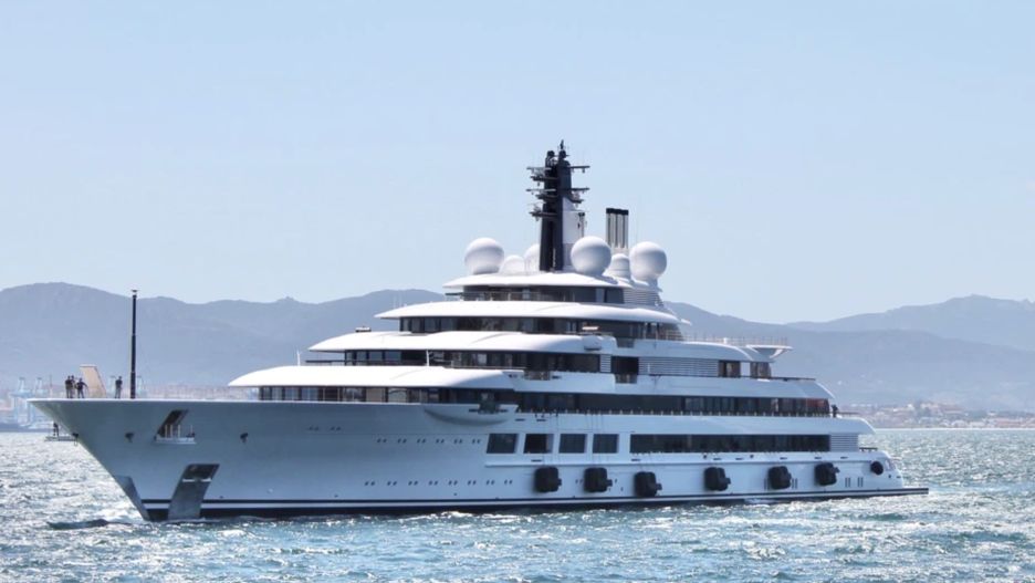 Najdroższy superjacht  cumuje we włoskiej marinie. Zespół śledczy opozycjonisty Nawalnego twierdzi, że to własność Putina 