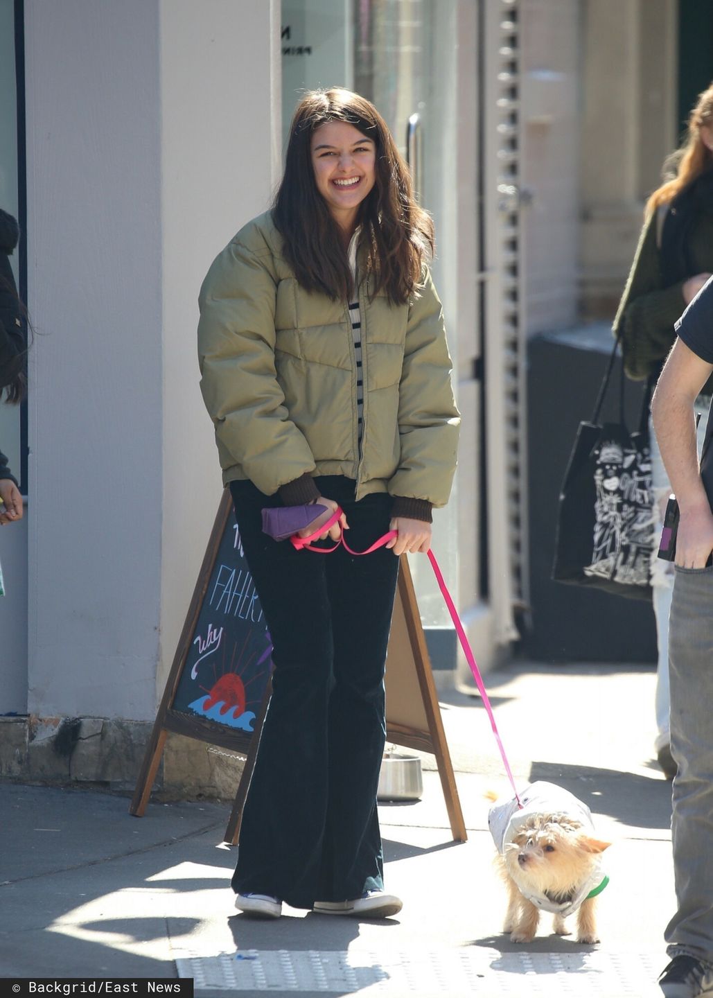 Suri Cruise w Nowym Jorku. Nastolatkę sfotografowano podczas spaceru z psem