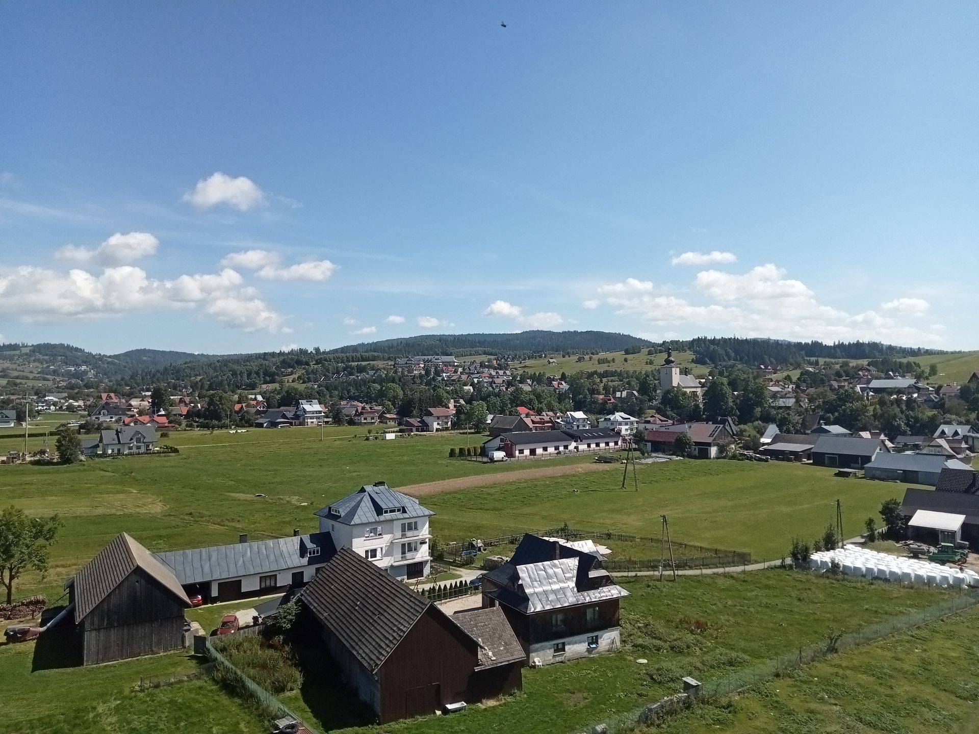 Widok z nowej zakopianki na wieś Lasek