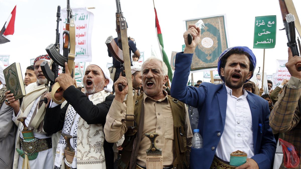 SANA'A, YEMEN - MAY 9: Yemen's Houthi supporters brandish weapons and shout slogans during a demonstration staged against Israel and the US president Donald Trump on May 9, 2025 in Sana'a, Yemen. US President Donald Trump announced on Tuesday that they will stop bombing the Houthis in Yemen, after the group agreed to stop interrupting important shipping lanes in the Middle East. (Photo by Mohammed Hamoud/Getty Images)