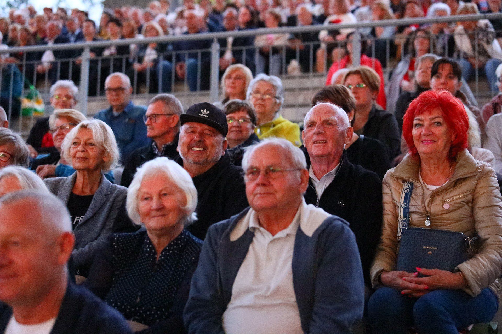 Uczestnicy z uwagą oglądali kolorowe widowisko taneczno-muzyczne