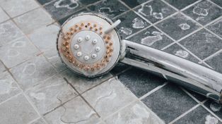 Wlej pół szklanki do słuchawki. Pozbędziesz się kamienia bez trudu