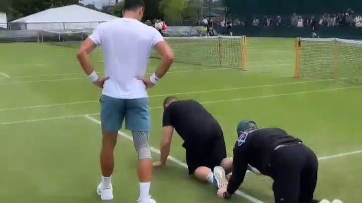 Novak Djoković nadzoruje wywiązanie się z zakładu