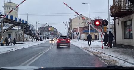 Linie wibracyjne, progi i fotoradary. Ministerstwo bierze się za przejazdy