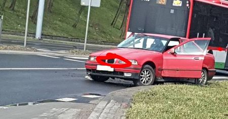 Stracił panowanie nad BMW i uderzył w latarnię. Utrudnienia na ul. Nadbystrzyckiej