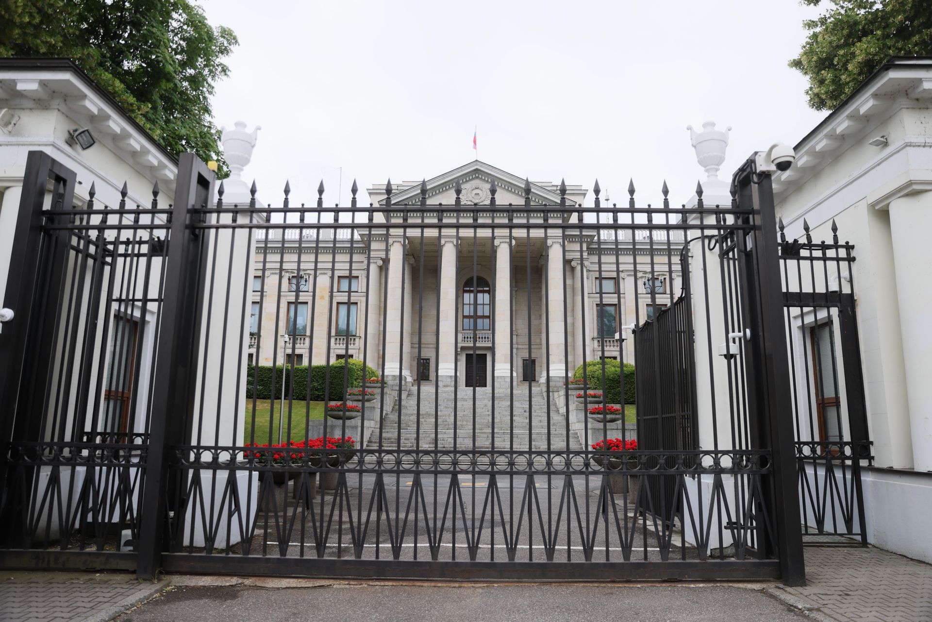 Politycy związani z Braunem na przyjęciu w ambasadzie Rosji