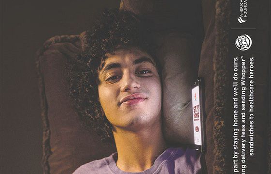 Salutowanie na kanapie i rezygnacja z opłat za dostawę do domu w kampanii Burger Kinga w związku z COVID-19 (wideo)