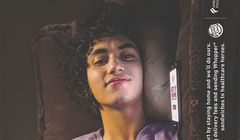 Salutowanie na kanapie i rezygnacja z opłat za dostawę do domu w kampanii Burger Kinga w związku z COVID-19 (wideo)