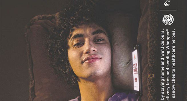 Salutowanie na kanapie i rezygnacja z opłat za dostawę do domu w kampanii Burger Kinga w związku z COVID-19 (wideo)