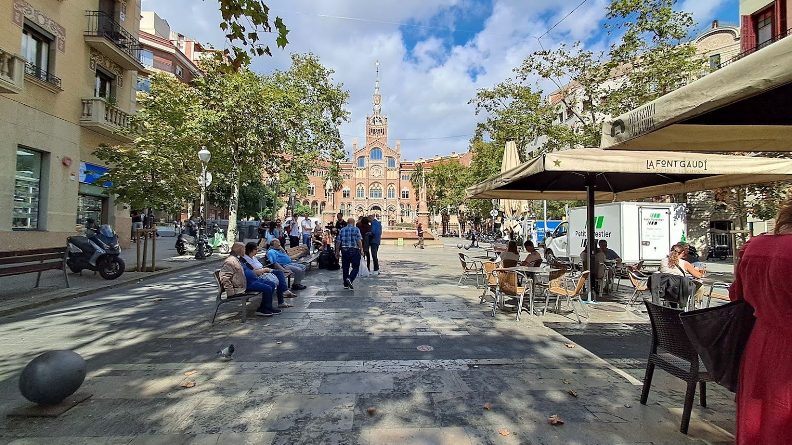 Do bramy szpitala prowadzi aleja pełna kawiarenek i restauracji