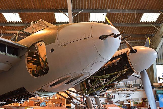 De Havilland Mosquito - widoczne lufy karabinów maszynowych i otwory w dolnej części kadłuba, kryjące lufy działek