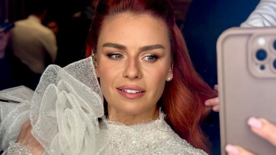 Natasza Urbańska w zdobnej kreacji 