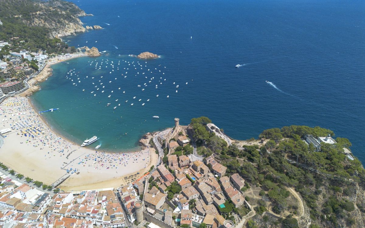 Turyści na plaży w Tossa De Mar na Costa Brava