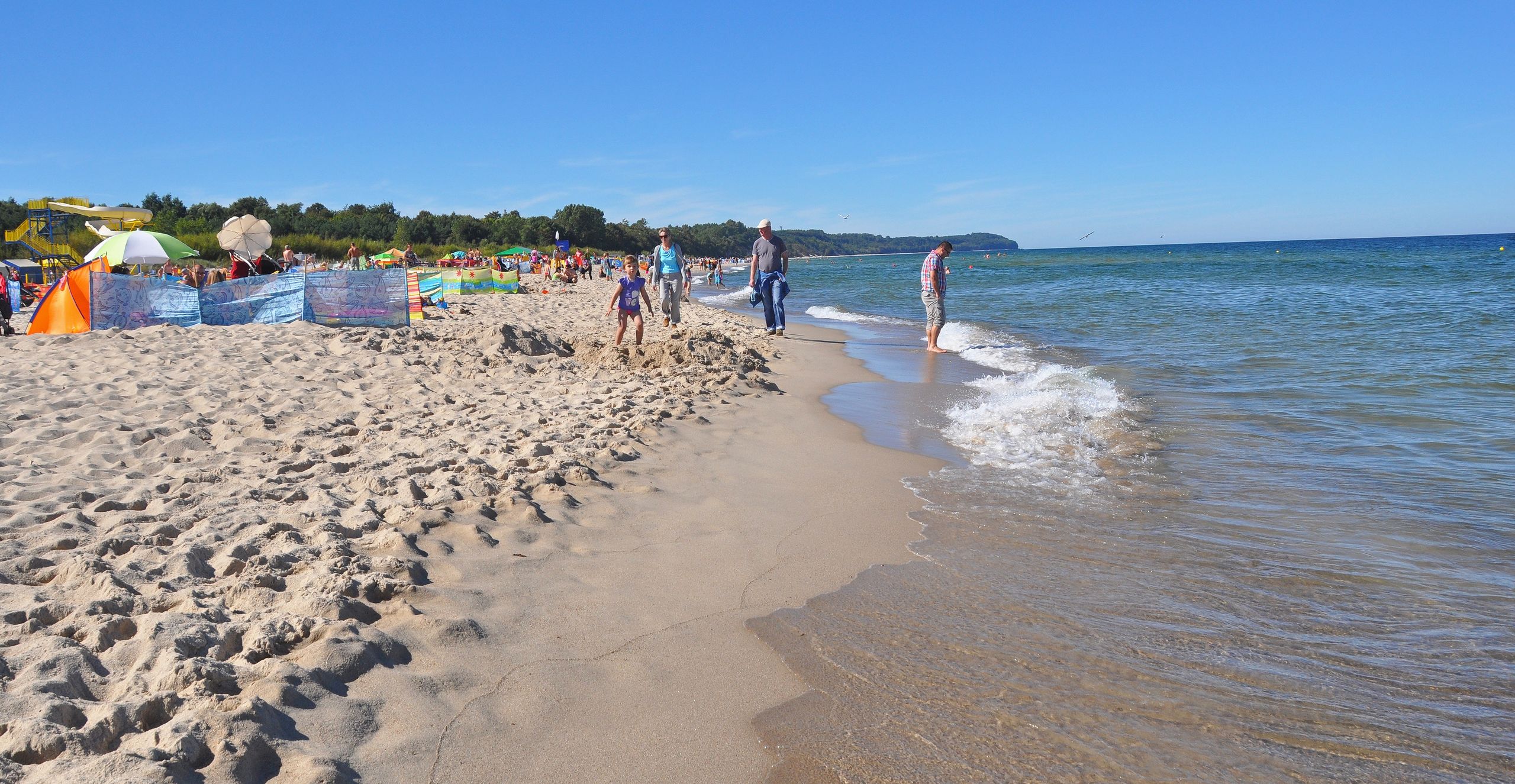 morze, plaża, woda, lato, piasek, ludzie, wypoczynek, wydmy, turystyka, fale, spacer, natura, krajobraz, pejzaż, parawany, opalanie, urlop, rodzina, dzieci, mewy, ptaki, nadmorski park krajobrazowy