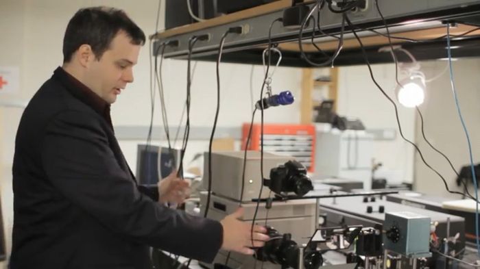 Specjaliści z MIT zwalniają światło, by rejestrować fotony [wideo]