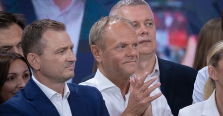 Czemu Tusk wyszedł z wieczoru wyborczego? "Miał świadomość"