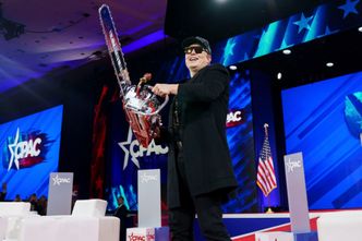 Zapowiadał potężne oszczędności. Wyliczają, ile zrealizował