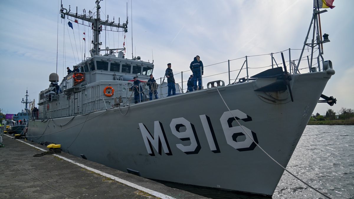 okr�t
Szczecin, 05.05.2023. Okr�t Sta�ego Zespo�u Si� Obrony Przeciwminowej NATO Grupa 1 (ang. Standing NATO Mine Countermeasures Group 1, SNMCMG-1) podczas rutynowej wizyty w Szczecinie, 5 bm. Wizyta ma g��wnie na celu uzupe�nienie zapas�w i zapewnienie odpoczynku za�ogom przed realizacj� kolejnych zada� w rejonie Morza Ba�tyckiego.(ad) PAP/Marcin Bielecki
Marcin Bielecki
NATO, obrona, przeciwminowa, Sojusz P�nocnoatlantycki, wizyta, zesp�