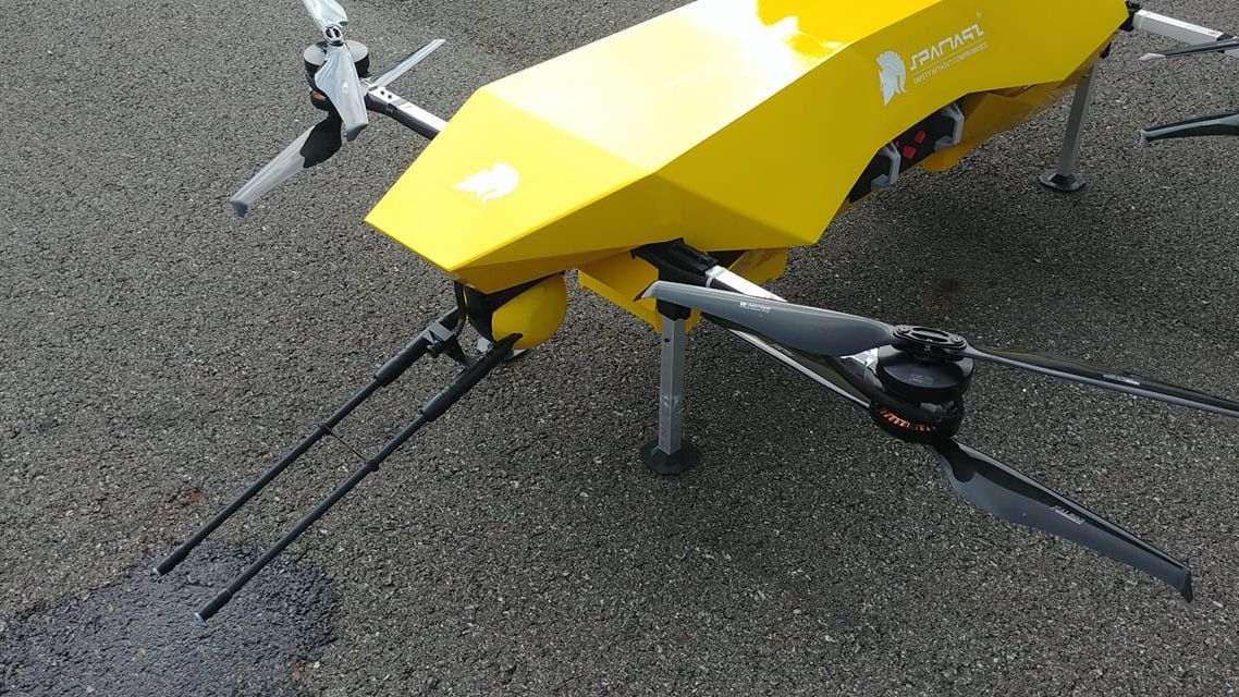 Dron Heracles, wykorzystany do zdezynfekowania ławki.