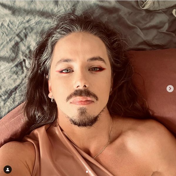 Michał Szpak świętuje 33. urodziny w wymownym stroju