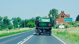 Nowa ścieżka, zatoka autobusowa i zjazdy. Trwają prace przy DK15 pod Kowalewem Pomorskim