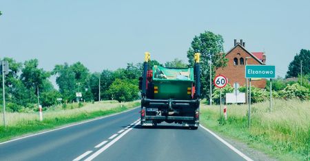 Nowa ścieżka, zatoka autobusowa i zjazdy. Trwają prace przy DK15 pod Kowalewem Pomorskim